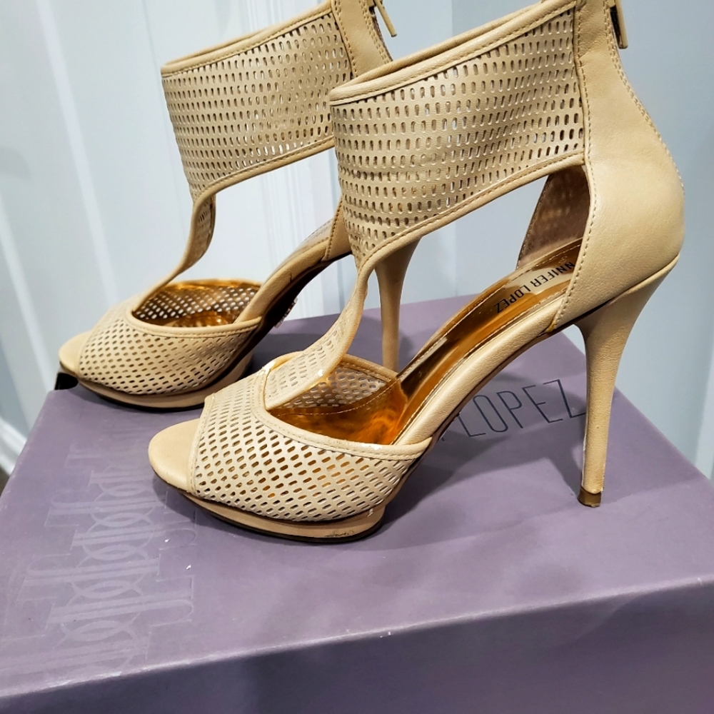 GORGEOUS TAN J LO SANDAL HEELS